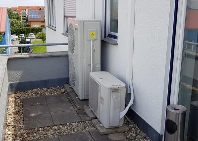 Sendo Klimageräte außen an einem Gebäude montiert.