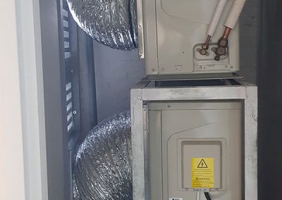 ein paar Drähte, die oben auf einer Box liegen.