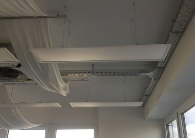 ein Raum mit einer weißen Decke und einem Klimagerät.