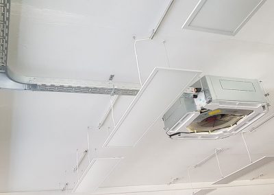 ein Raum mit einer weißen Decke und einem Klimagerät.