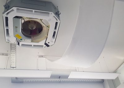 ein Raum mit einer weißen Decke und einem Klimagerät.