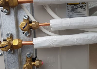 Leitungen einer Klimaanlage.