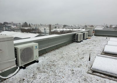 ein paar Klimaanlagen auf einem Dach.
