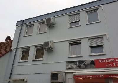 ein Gebäude mit vielen Fenstern.