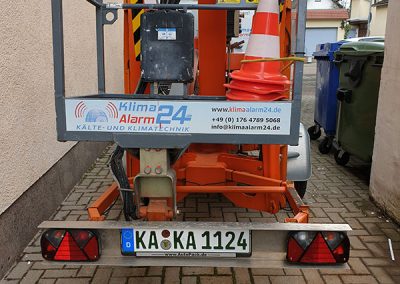 Fahrzeug mit Hebebühne zur Installation von Klimaanlagen mit Außeneinheit.