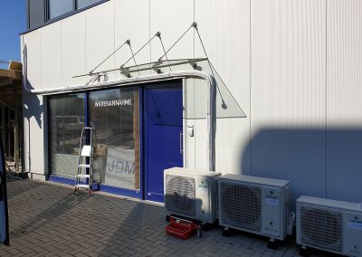 ein paar Klimaanlagen außerhalb eines Gebäudes.