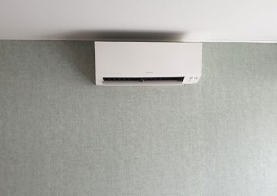 Ein montierter weißer Klimaanlage von klimaalarm24.de.