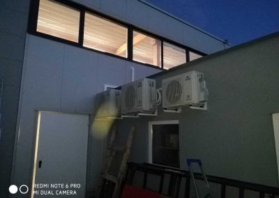 Außenmontage Klimageräte an einem gewerblichen Gebäude.