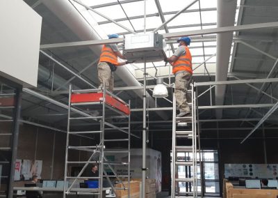 Mitarbeiter von klimaalarm24 Karlsruhe, installieren eine gewerbliche Klimaanlage