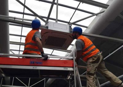 Mitarbeiter von klimaalarm24 Karlsruhe, installieren eine gewerbliche Klimaanlage