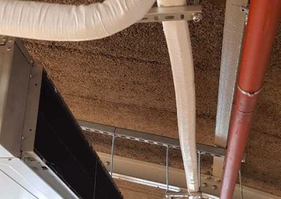 ein paar Rohre, die an der Decke sind.