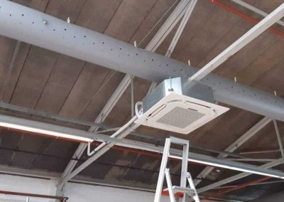 eine an der Decke montierte Klimaanlage in einer Garage.