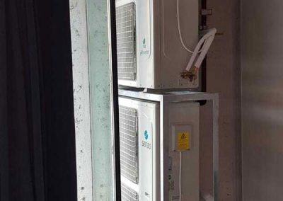 Installation von großen Klimageräten für ein gewerbliches Kundenobjekt.