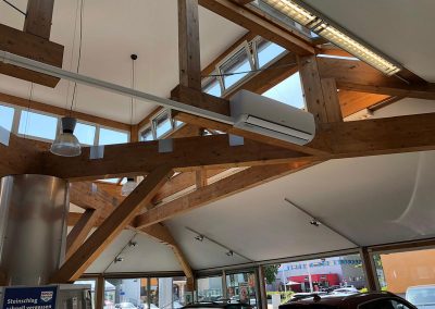 Montage einer Klimaanlage in einem Autohaus Verkaufsraum.