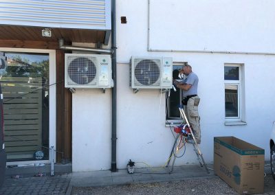 Mitarbeiter klimaalarm24 montiert eine Klimagerät von Sendo.