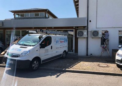 Montage von Klimageräten an einem Gewerbeobjekt. Firmenfahrzeug KlimaAlarm24 GmbH