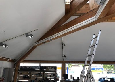 Montage einer Klimaanlage in einem Verkaufsraum.