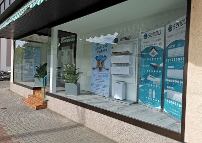 Schaufenster mit Klimageräten und mobilen Klimaanlagen