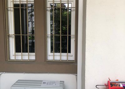 eine Klimaanlage, die vor einem Fenster istalliert ist.