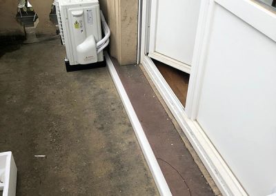 Klimagerät auf einem Balkon installiert.