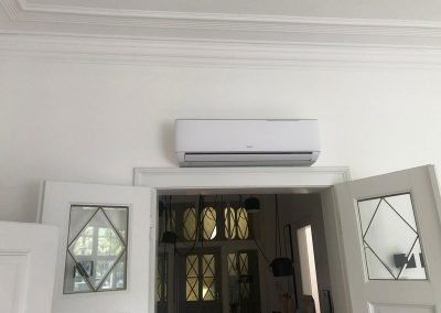 eine weiße Klimaanlage, die oben auf einer Tür steht.