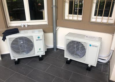 zwei Klimaanlagen der Marke Sendo, installiert an einem Gebäude.