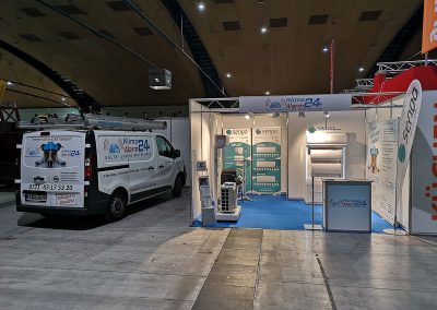 Messestand von Klimaalarm24 - Ausstellung von Klimageräten und Firmenfahrzeug