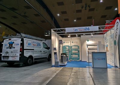 Messestand von Klimaalarm24 - Ausstellung von Klimageräten und Firmenfahrzeug