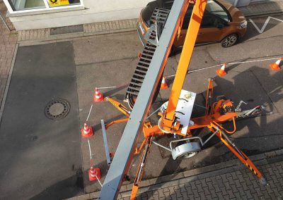 Am Straßenrand steht ein Kran.