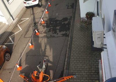 Eine Stadtstraße mit Baumaschinen an der Seite.