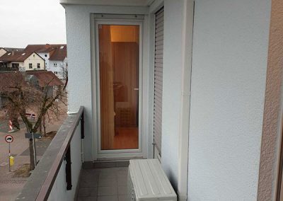 ein Balkon mit Klimaanlage und Tür. Installiert wurde die Klimaanlage von klimaalarm24.de
