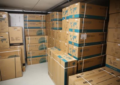 Lager mit eingepackten Klimageräten von klimaalarm24