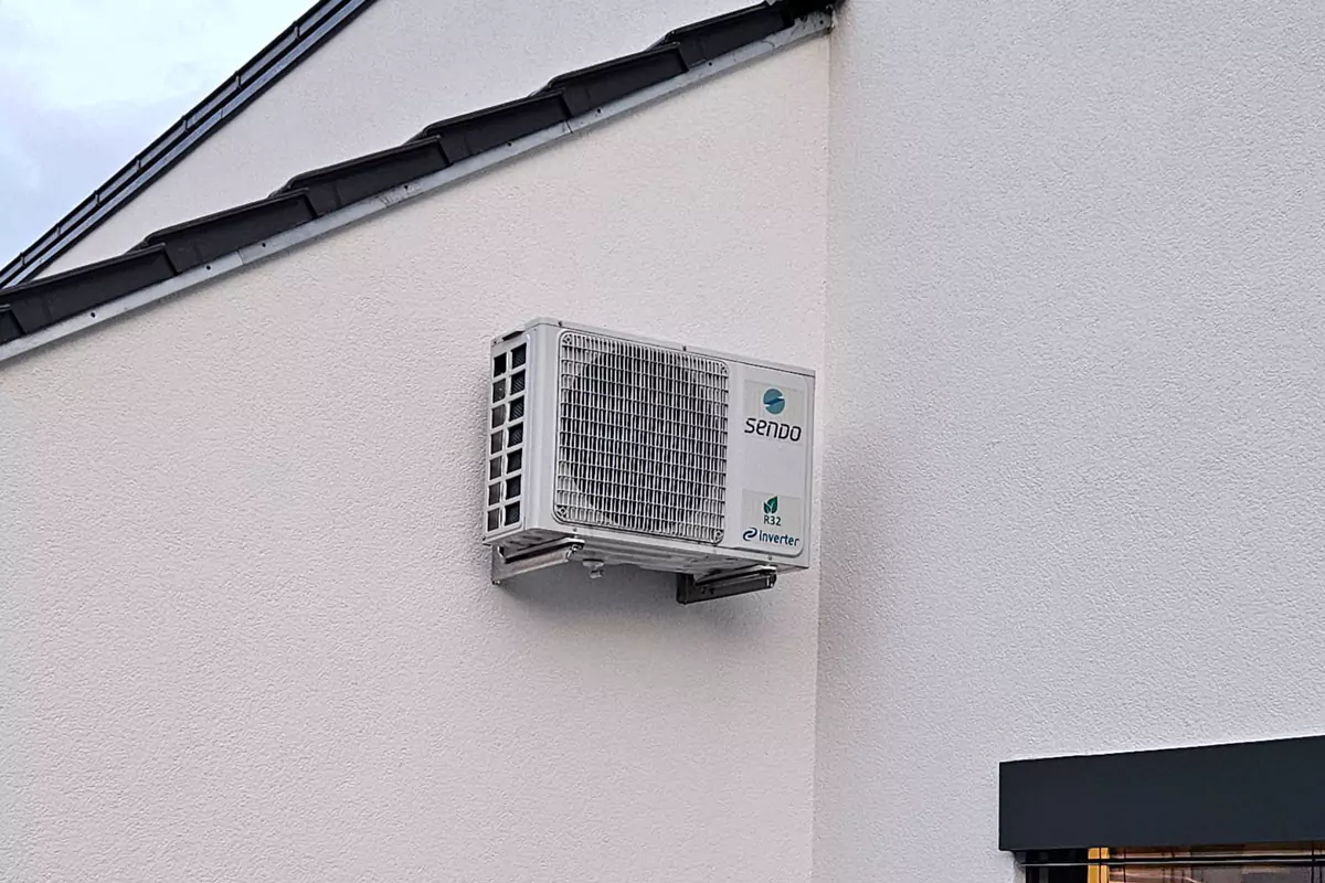 Außenklimaanlage an einer weißen Wand montiert.