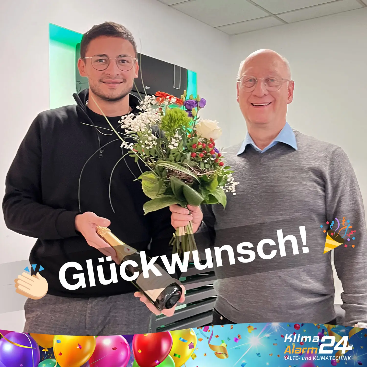 Zwei Männer stehen in einem Haus; einer hält einen Blumenstrauß und eine Trophäe. Beide lächeln. Das Bild zeigt einen Glückwunschtext und festliche Dekorationen.